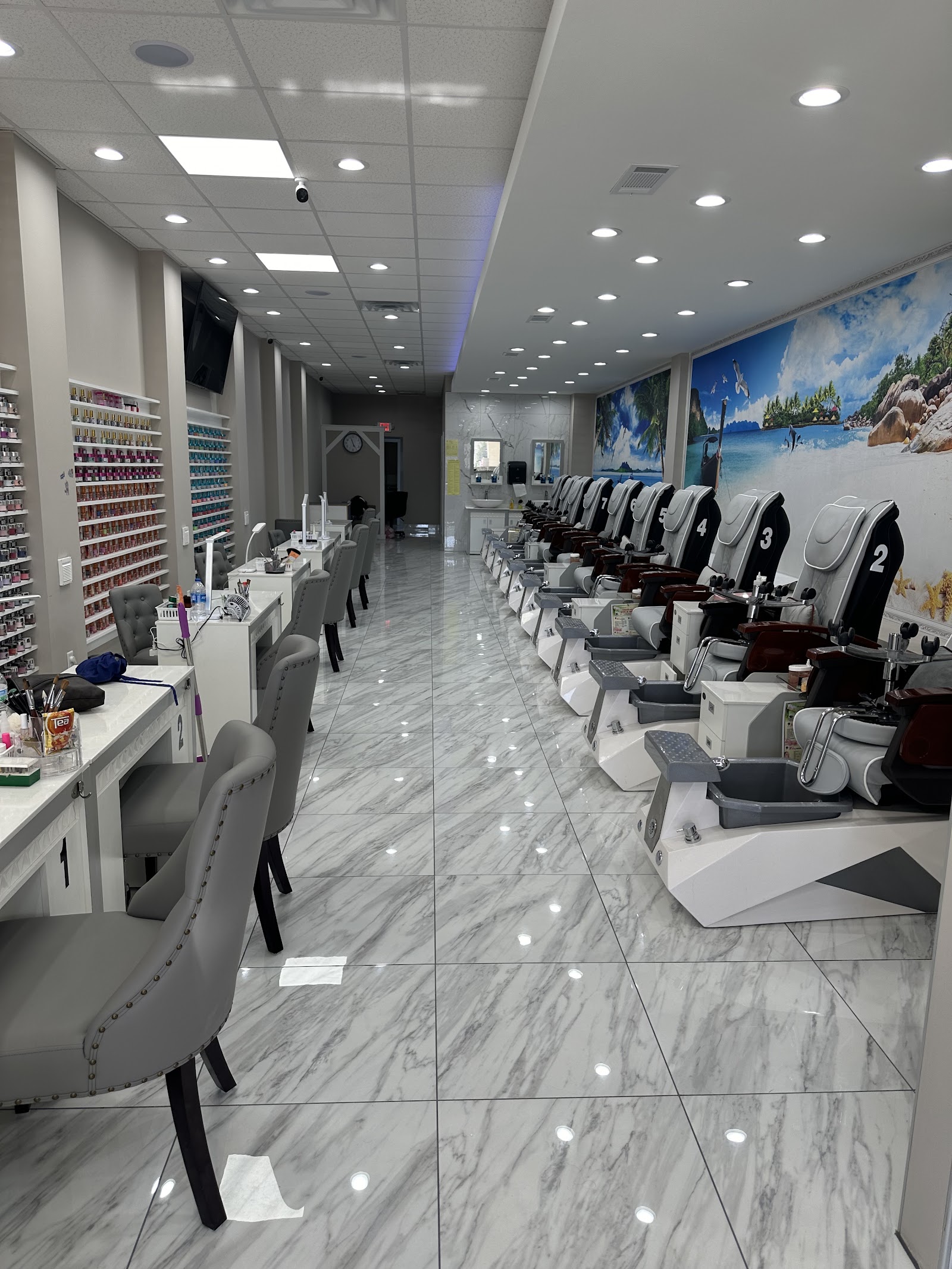 American nails & spa logo